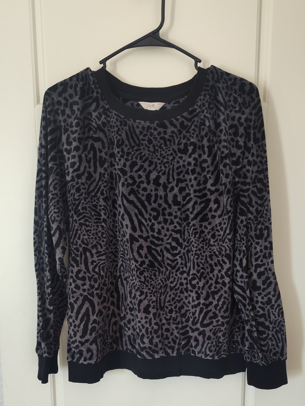 Secret Treasures Black and Gray Animal-Print Pullover Sweatshirt